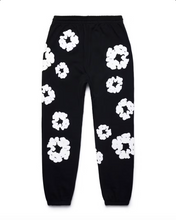 Load image into Gallery viewer, Denim Tears The Cotton Wreath Sweatpants Black
